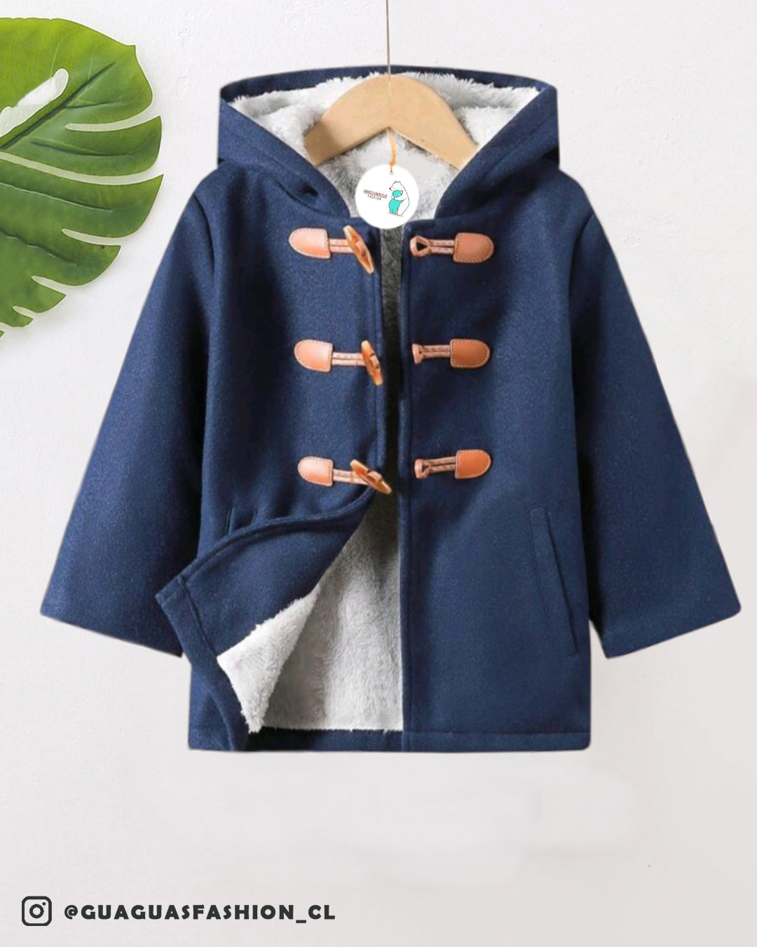 Abrigo con capucha y botones cuerina